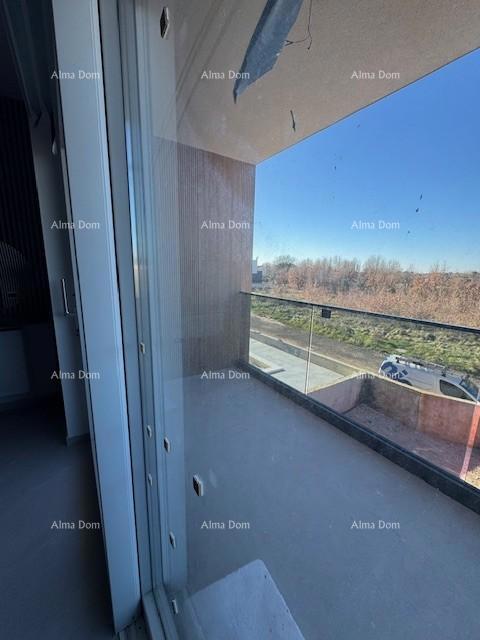 Šišan. Novozgrajena hiša z bazenom