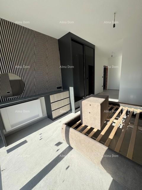 Šišan. Novozgrajena hiša z bazenom