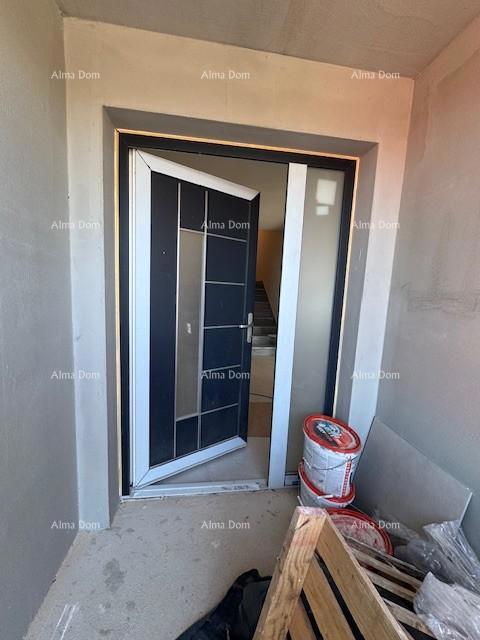 Šišan. Novozgrajena hiša z bazenom