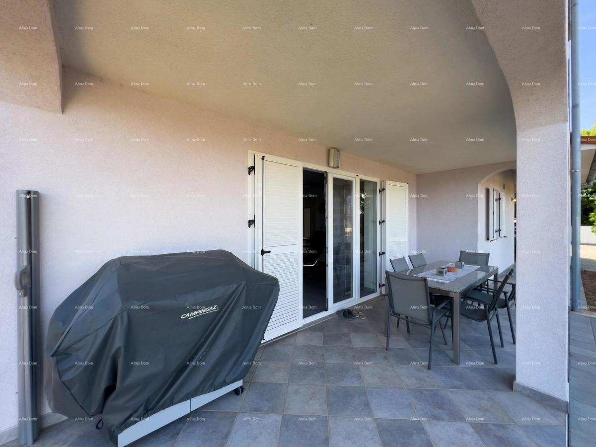 Hiša, blizu obvoznice.