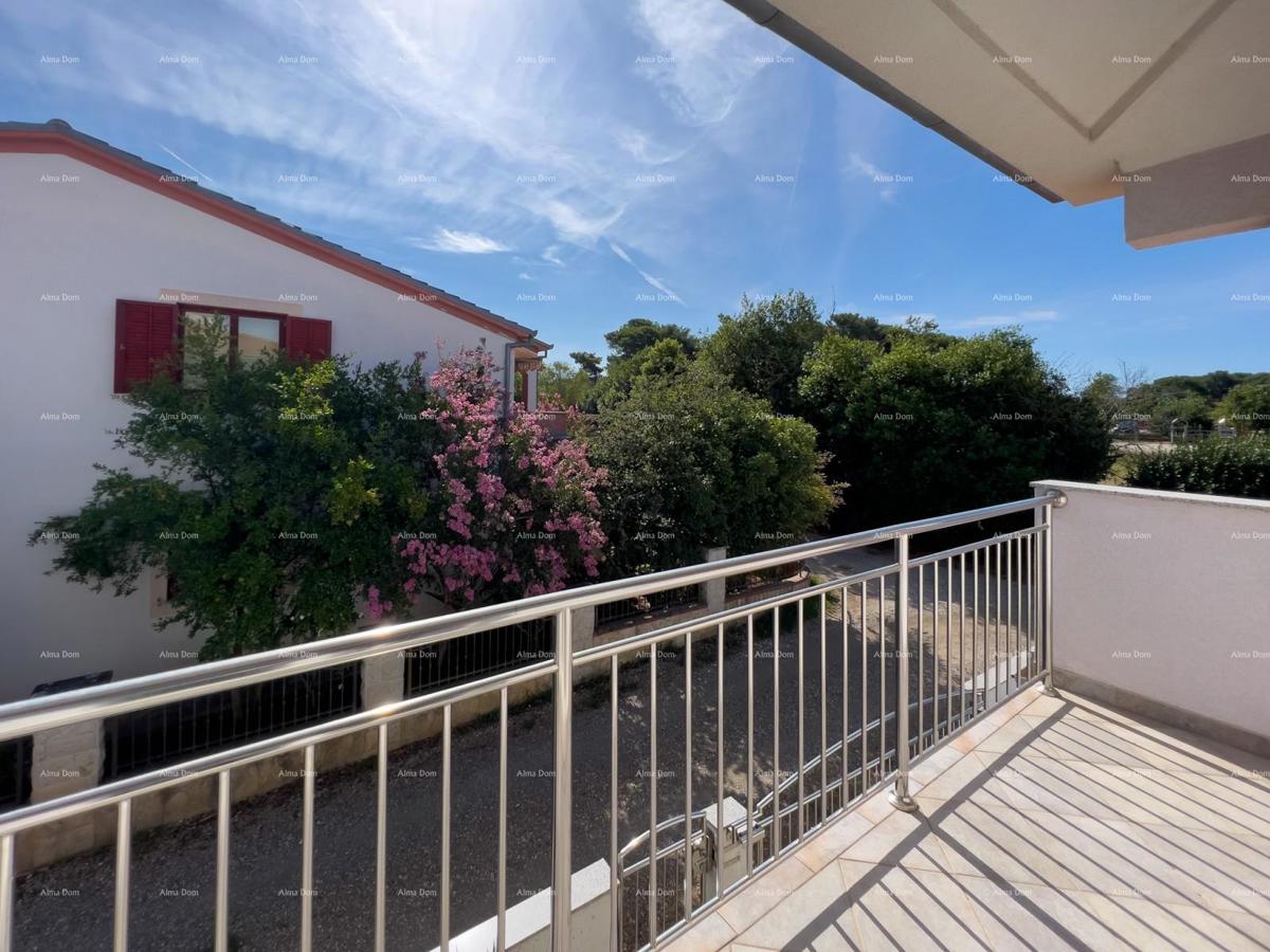 Hiša, blizu obvoznice.