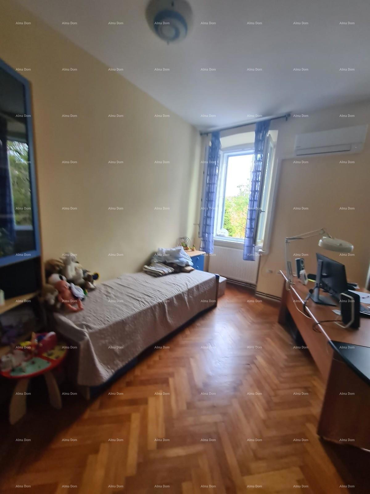 Prostran trosobni stan površine 81 m², Pula Veruda