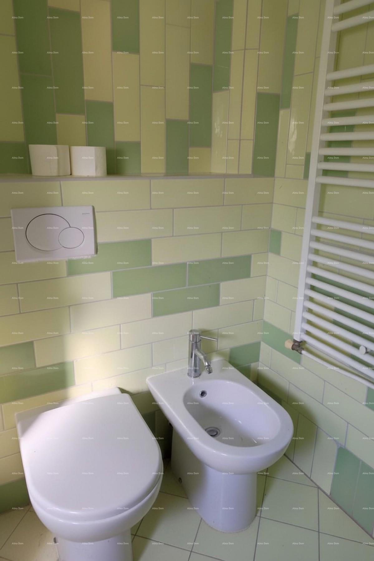 Prostran trosobni stan površine 81 m², Pula Veruda