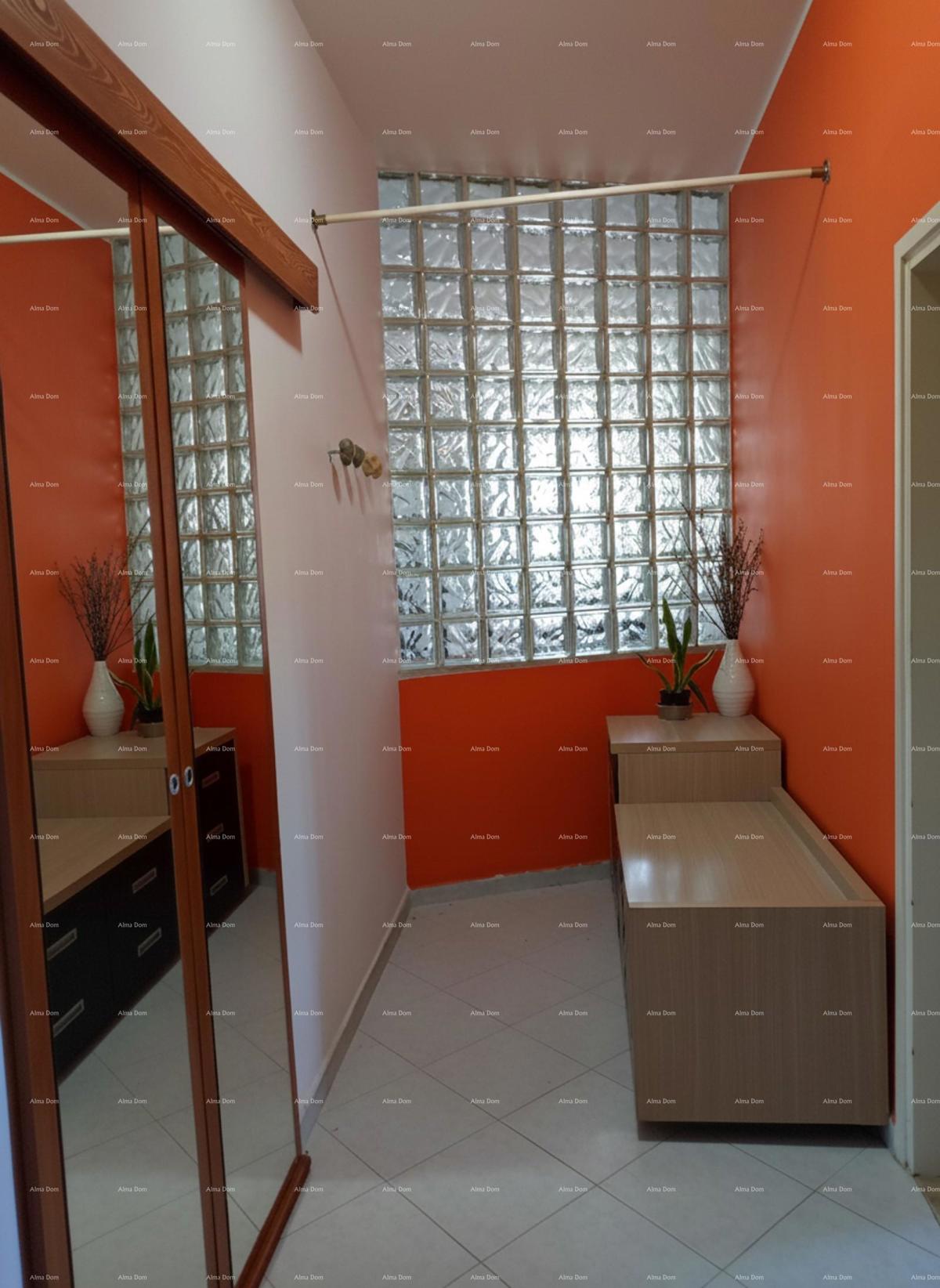 Prostran trosobni stan površine 81 m², Pula Veruda