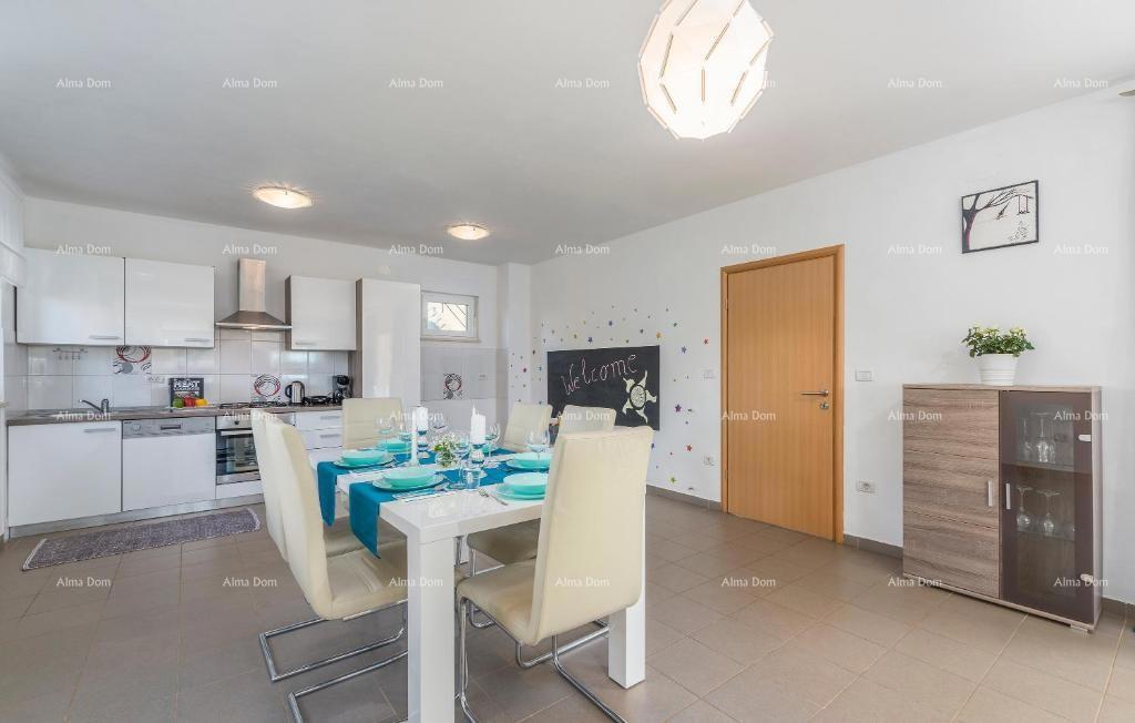 Počitniška hiša z bazenom in velikim vrtom