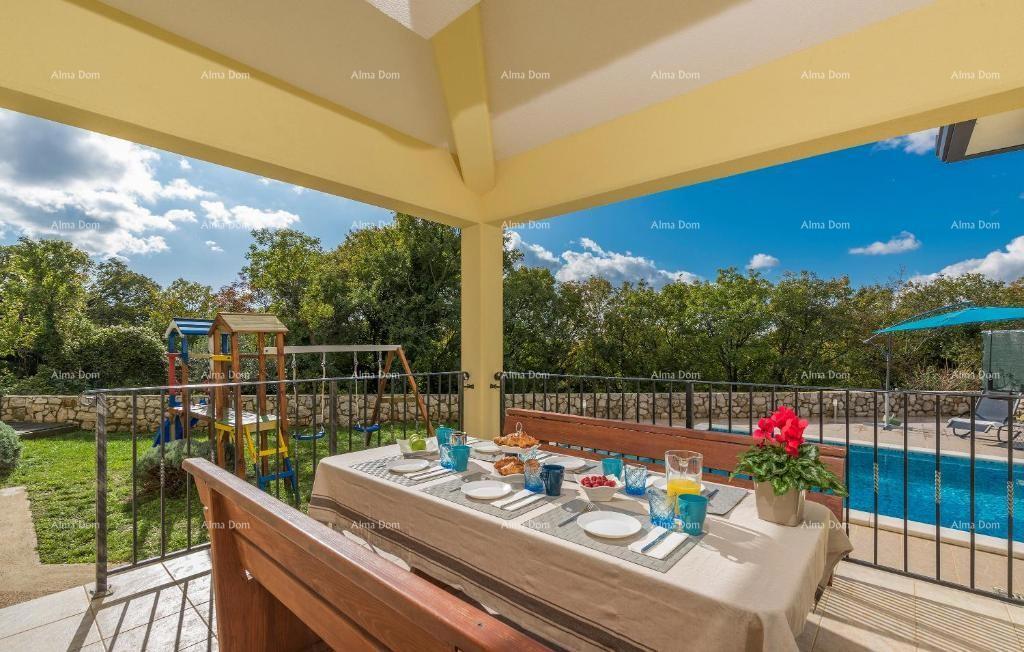 Počitniška hiša z bazenom in velikim vrtom