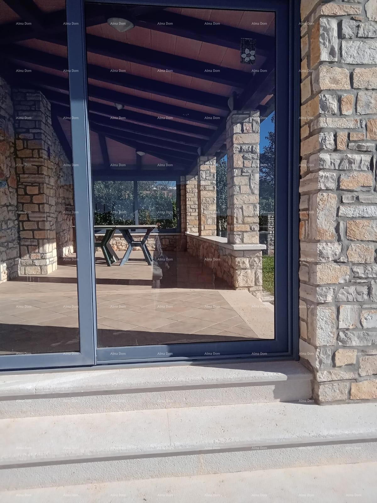 Blizina grada Umaga. Na prodaju duplex hiša, 123,65 m2 ob sami obali morja, 10 metrov do morja.