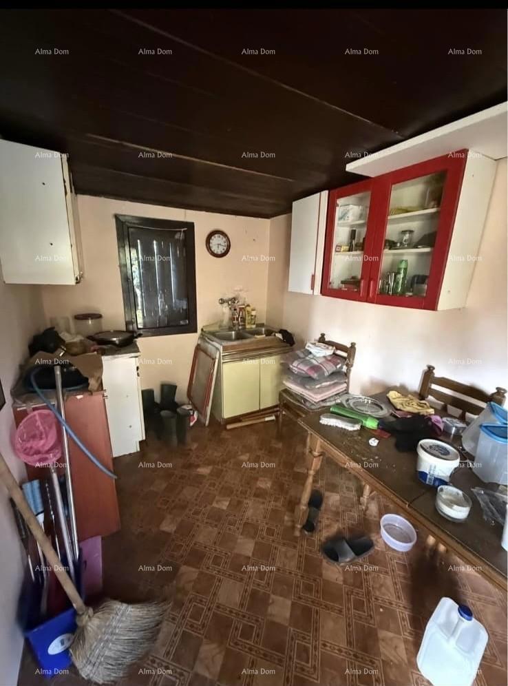 Prodamo dve manjši legalizirani hiši z zemljiščem