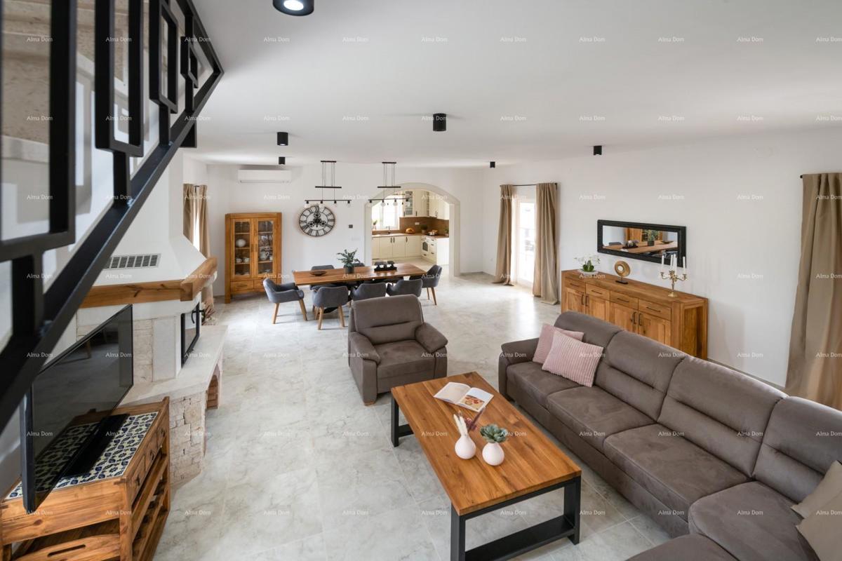 Prodaja - luksuzna vila s bazenom i jacuzzijem na prostornem dvorišču, Marčana!