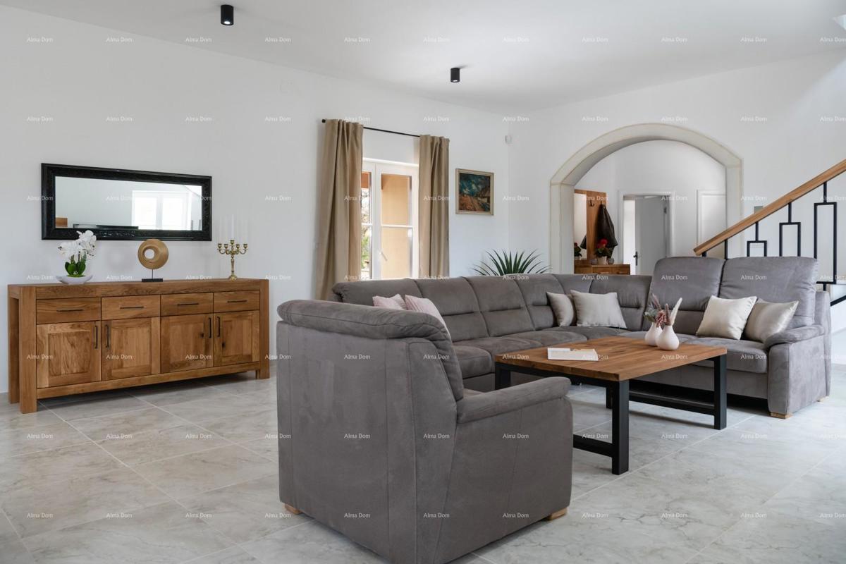 Prodaja - luksuzna vila s bazenom i jacuzzijem na prostornem dvorišču, Marčana!