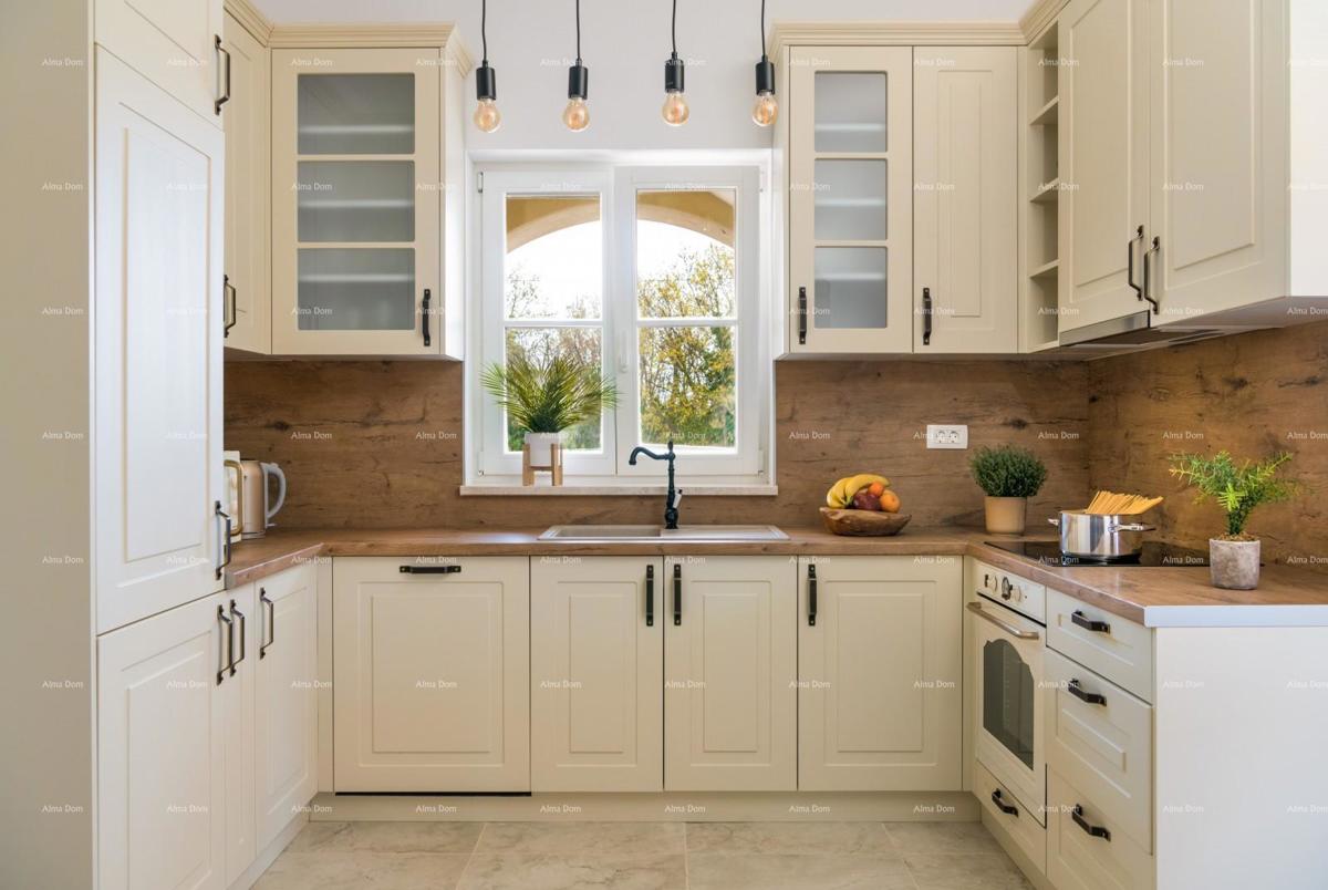 Prodaja - luksuzna vila s bazenom i jacuzzijem na prostornem dvorišču, Marčana!