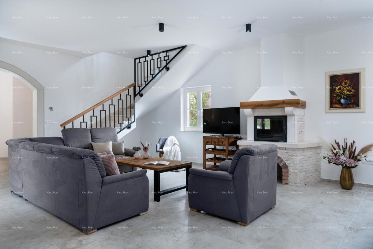 Prodaja - luksuzna vila s bazenom i jacuzzijem na prostornem dvorišču, Marčana!