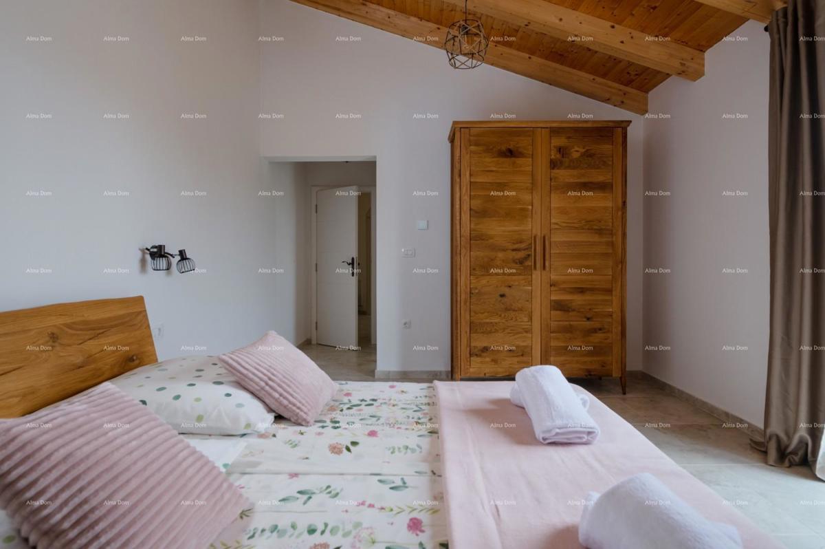 Prodaja - luksuzna vila s bazenom i jacuzzijem na prostornem dvorišču, Marčana!