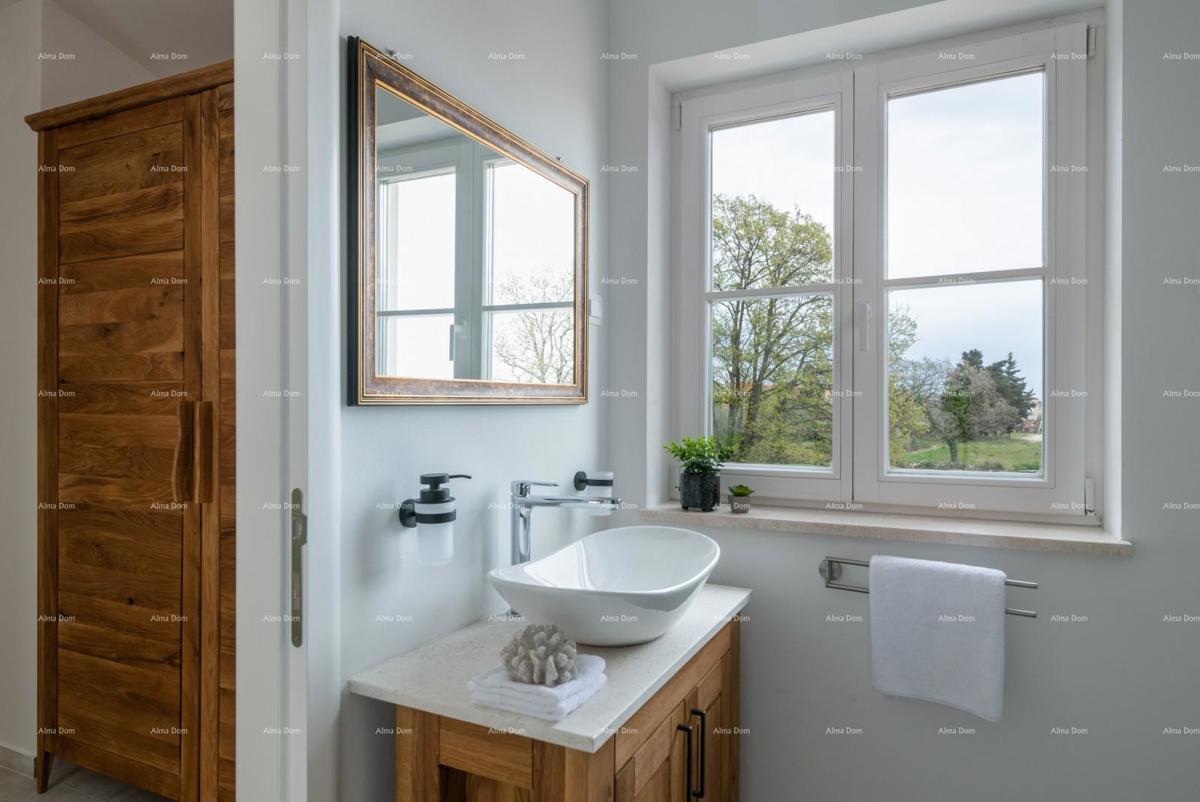 Prodaja - luksuzna vila s bazenom i jacuzzijem na prostornem dvorišču, Marčana!