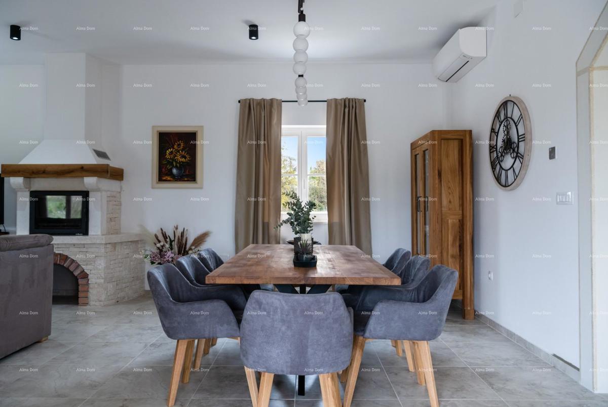 Prodaja - luksuzna vila s bazenom i jacuzzijem na prostornem dvorišču, Marčana!