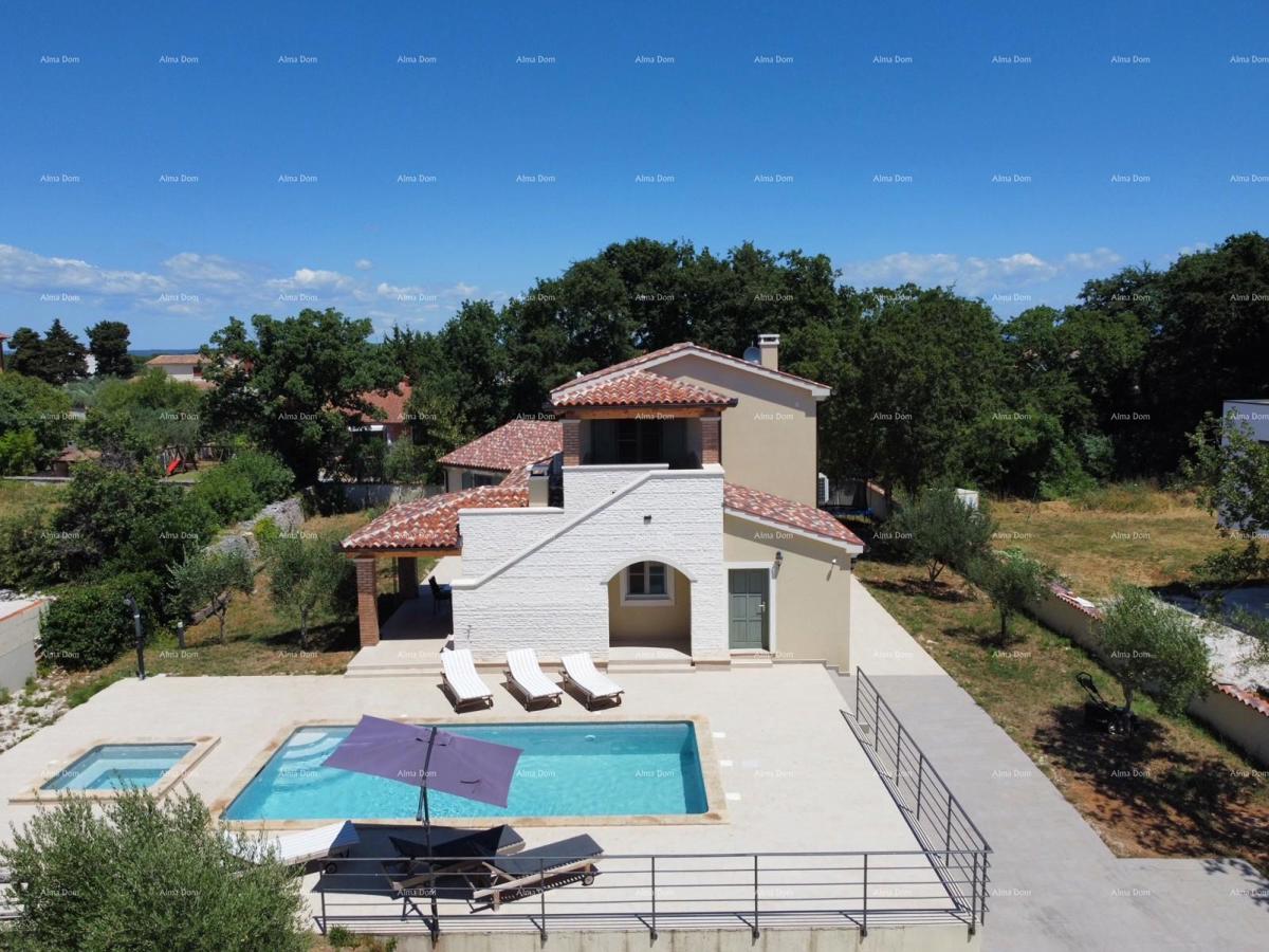 Prodaja - luksuzna vila s bazenom i jacuzzijem na prostornem dvorišču, Marčana!