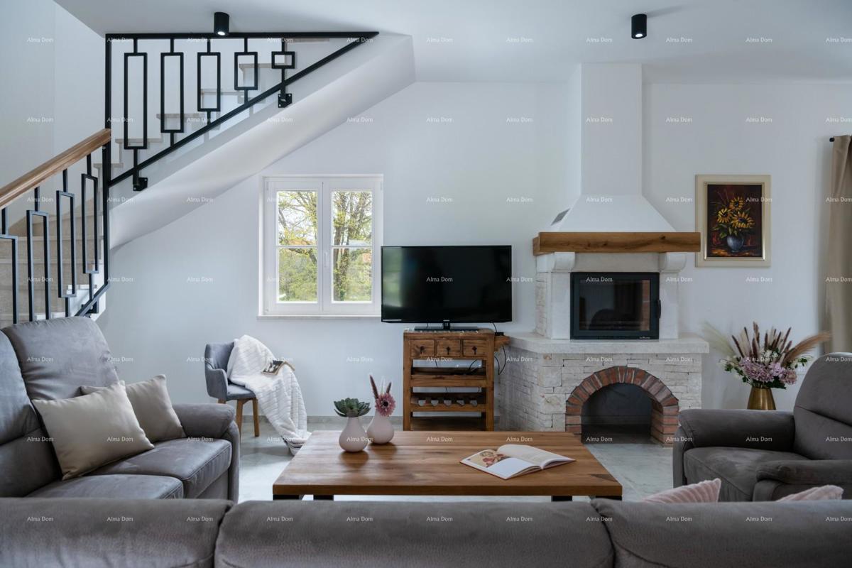 Prodaja - luksuzna vila s bazenom i jacuzzijem na prostornem dvorišču, Marčana!