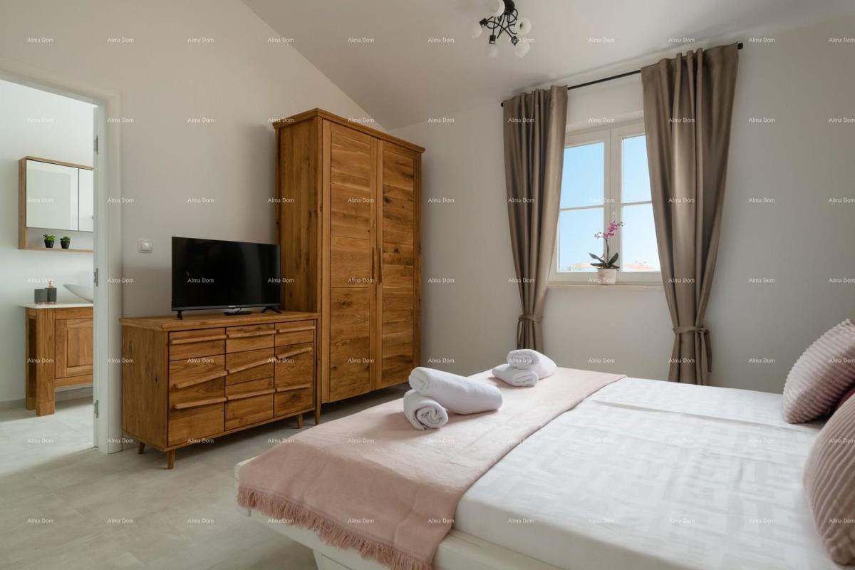 Prodaja - luksuzna vila s bazenom i jacuzzijem na prostornem dvorišču, Marčana!