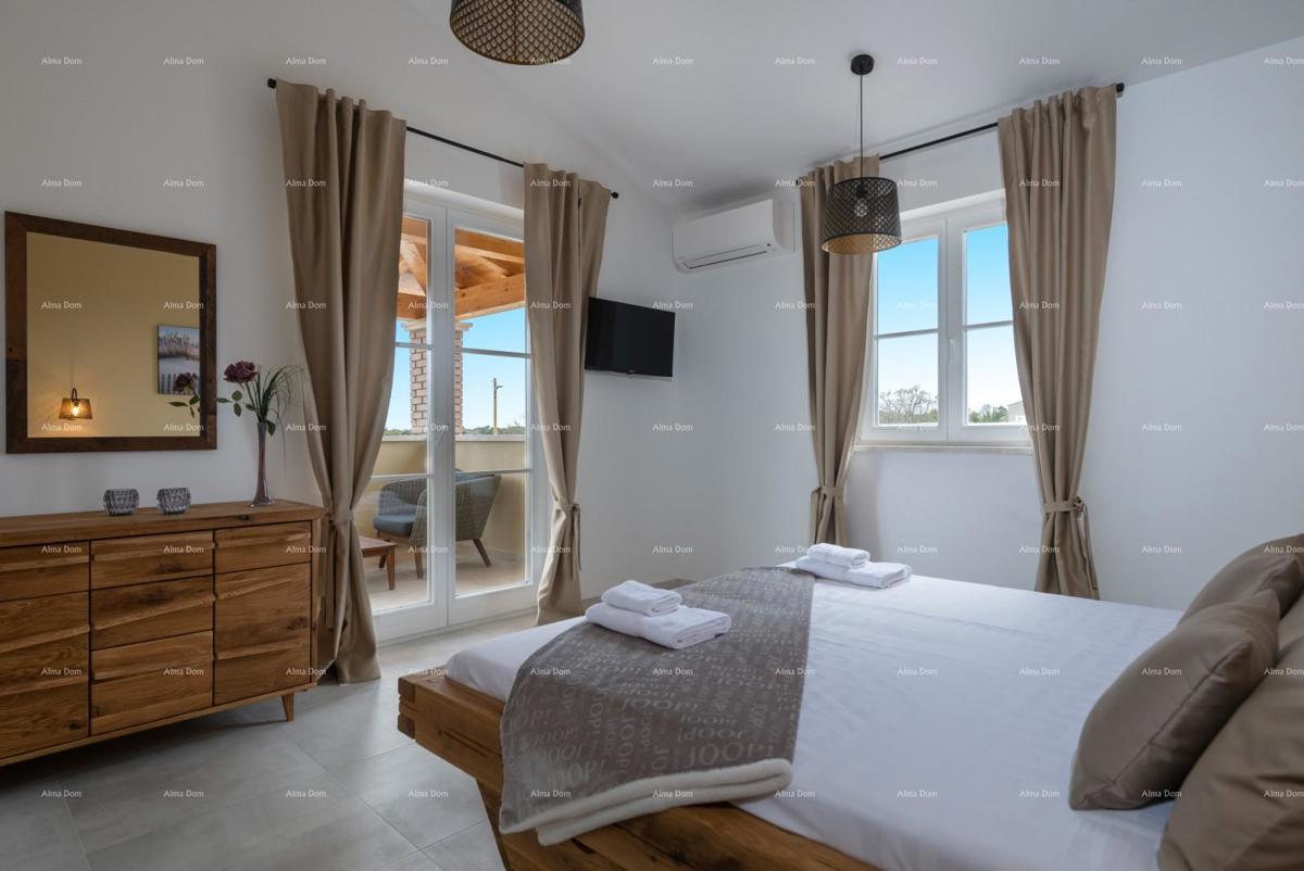 Prodaja - luksuzna vila s bazenom i jacuzzijem na prostornem dvorišču, Marčana!