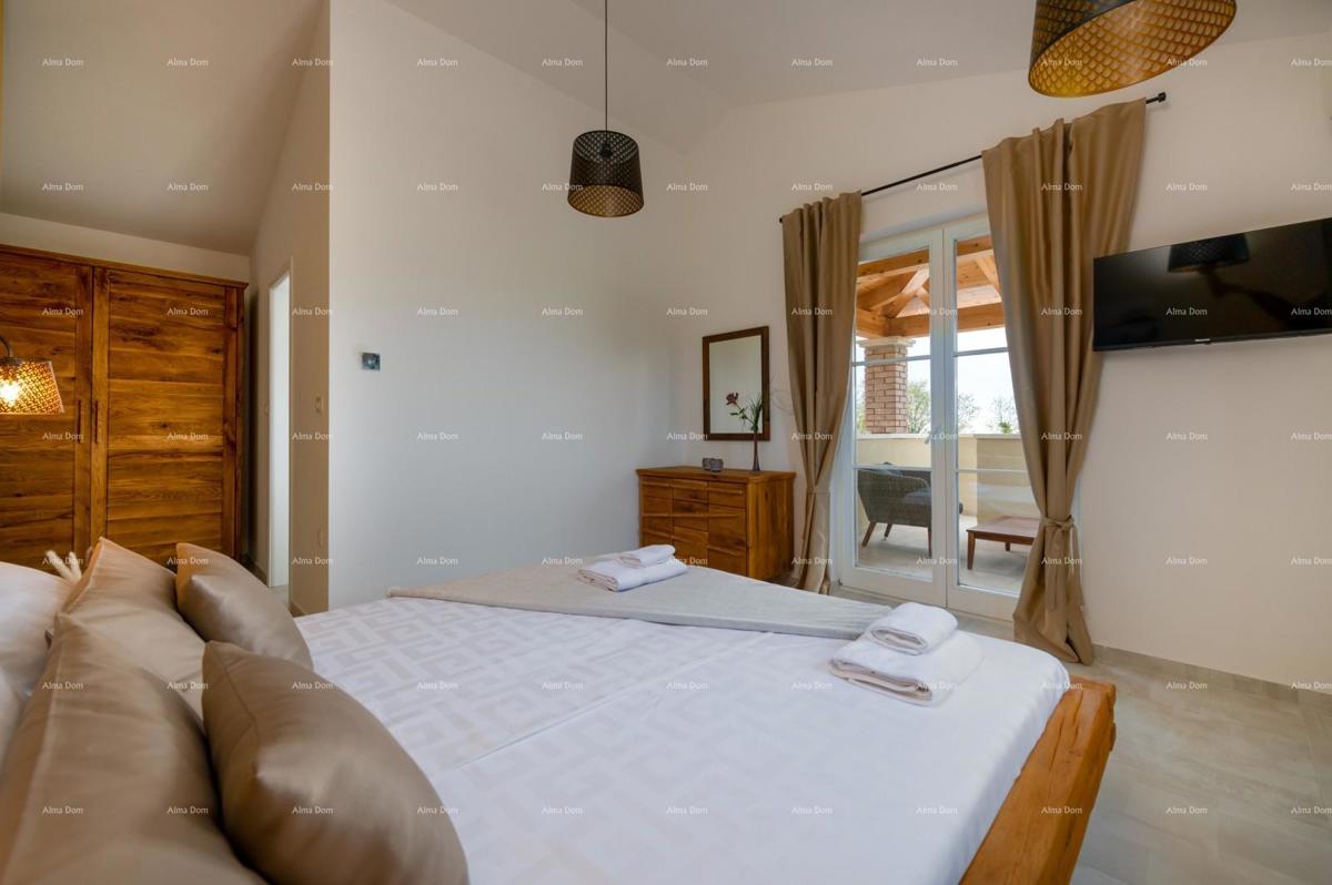 Prodaja - luksuzna vila s bazenom i jacuzzijem na prostornem dvorišču, Marčana!