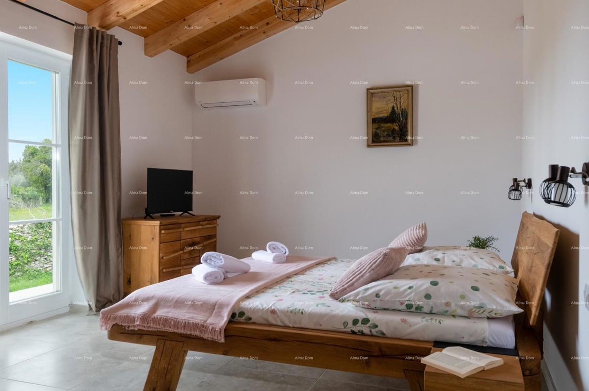 Prodaja - luksuzna vila s bazenom i jacuzzijem na prostornem dvorišču, Marčana!