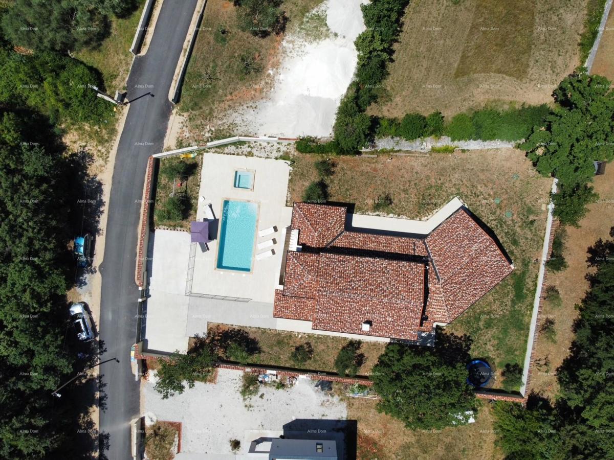 Prodaja - luksuzna vila s bazenom i jacuzzijem na prostornem dvorišču, Marčana!