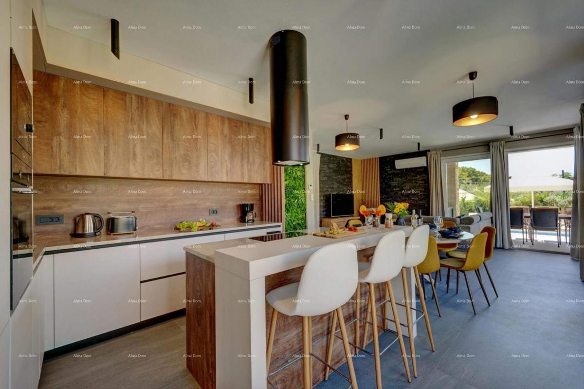 Moderna vila z bazenom in savno, Marčana!