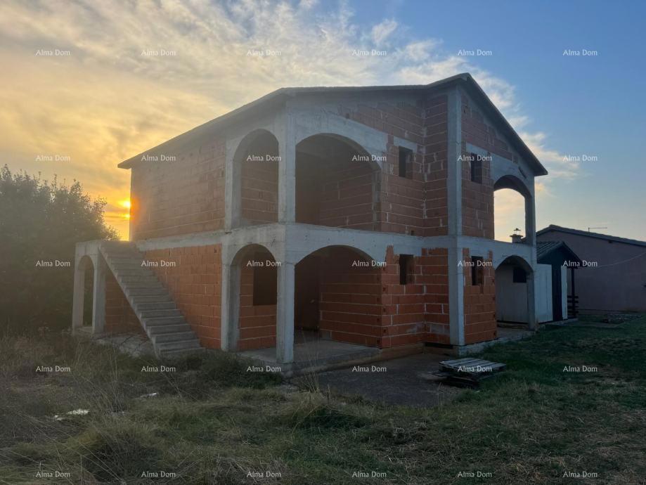 Prodaja kuće z apartmaji v ROH-BAU fazi – Medulin