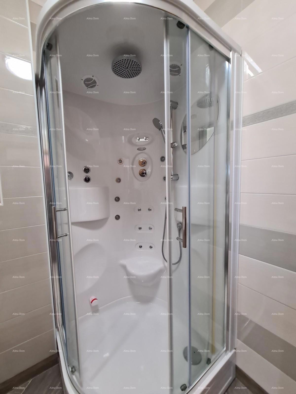 Trinadstropno stanovanje s strešno teraso! 100 metrov do morja.