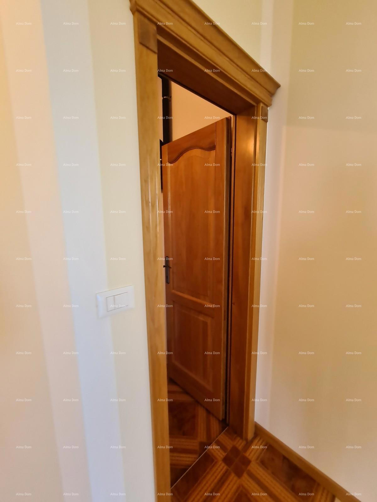 Trinadstropno stanovanje s strešno teraso! 100 metrov do morja.