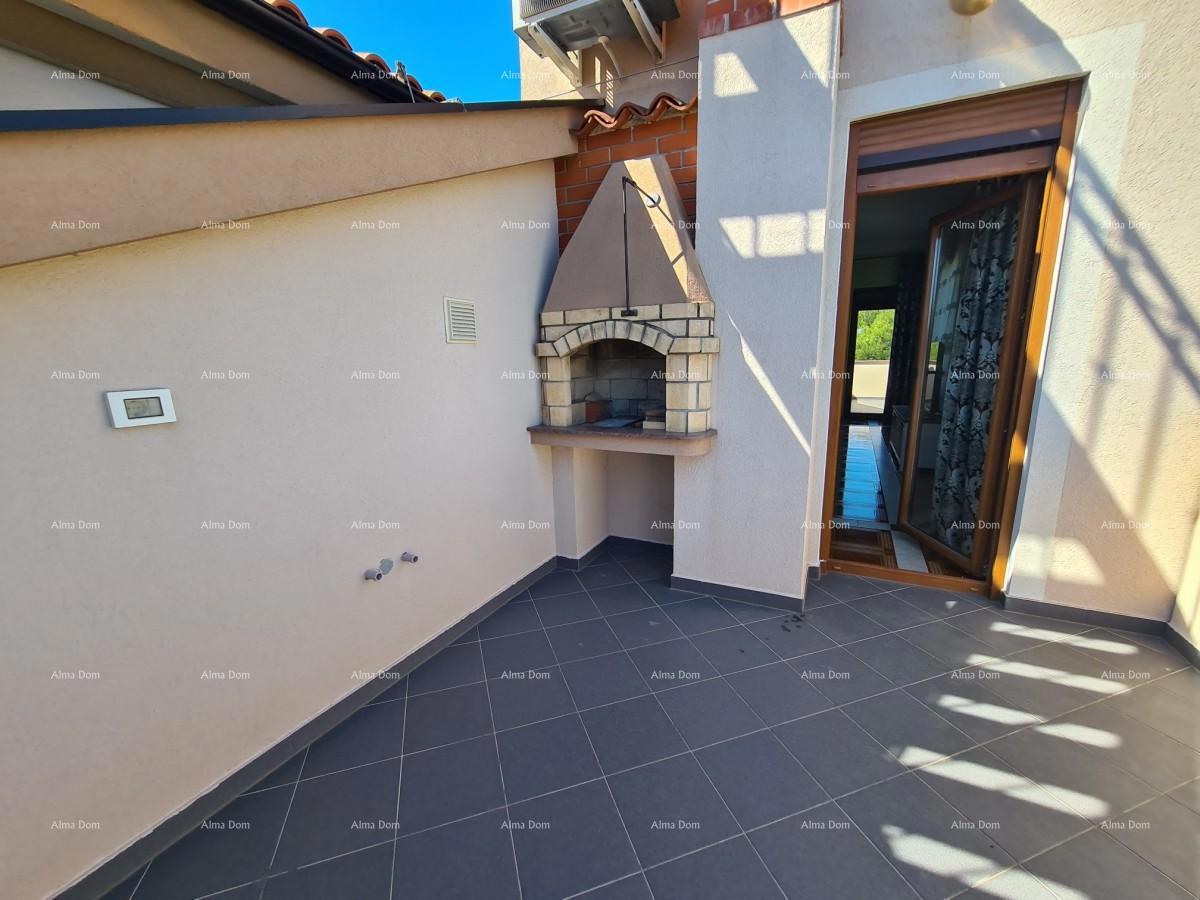 Trinadstropno stanovanje s strešno teraso! 100 metrov do morja.