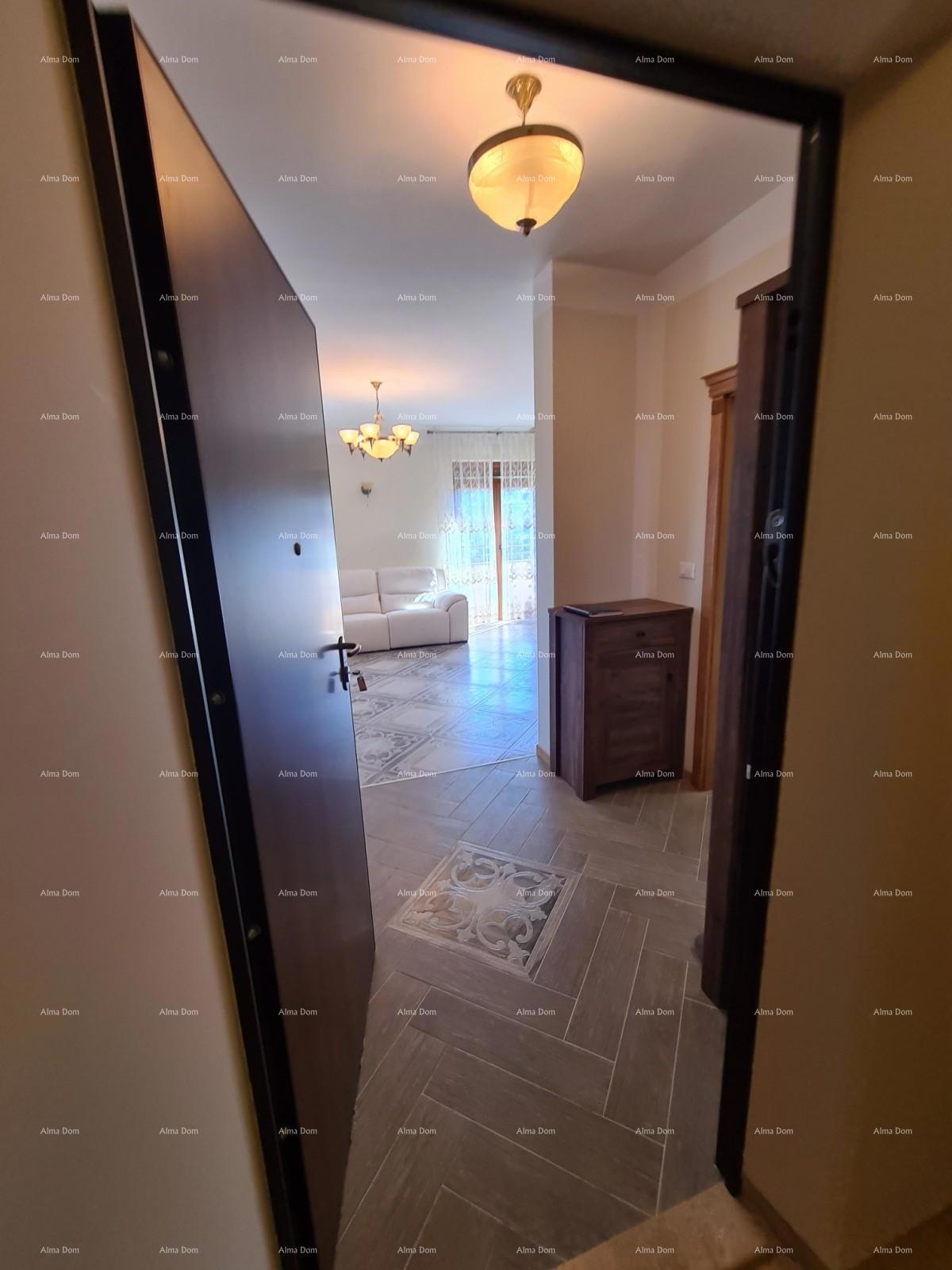 Trinadstropno stanovanje s strešno teraso! 100 metrov do morja.