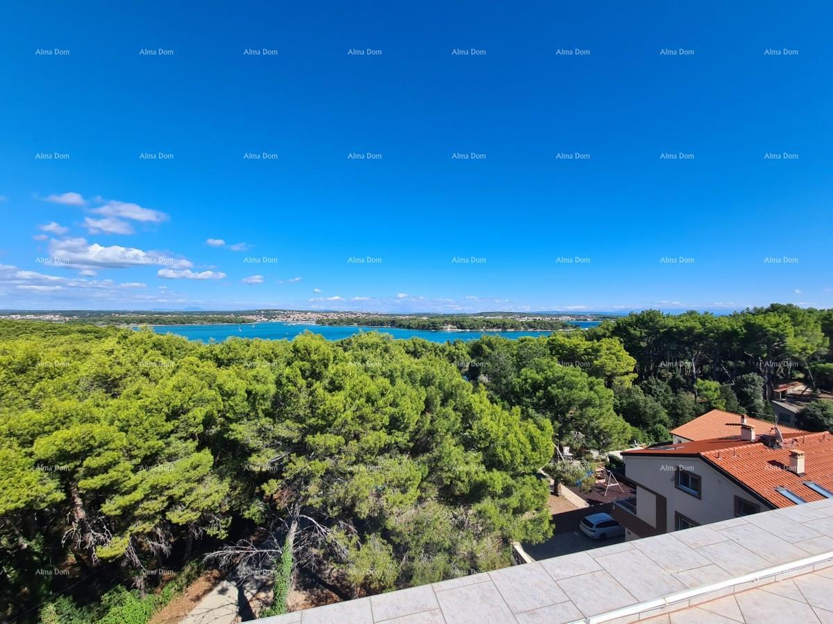 Trinadstropno stanovanje s strešno teraso! 100 metrov do morja.