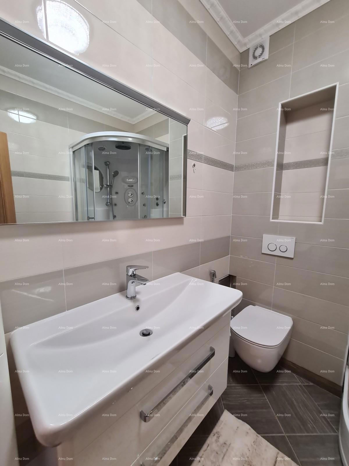 Trinadstropno stanovanje s strešno teraso! 100 metrov do morja.