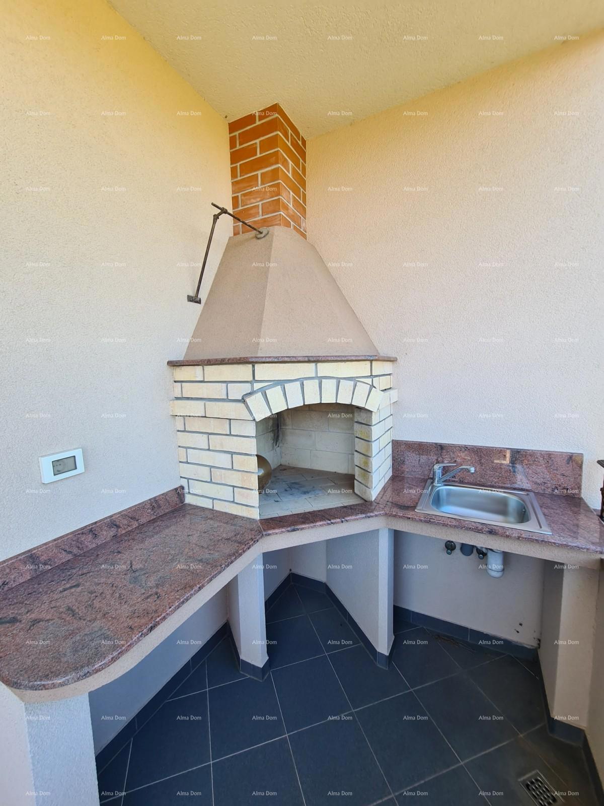 Trinadstropno stanovanje s strešno teraso! 100 metrov do morja.