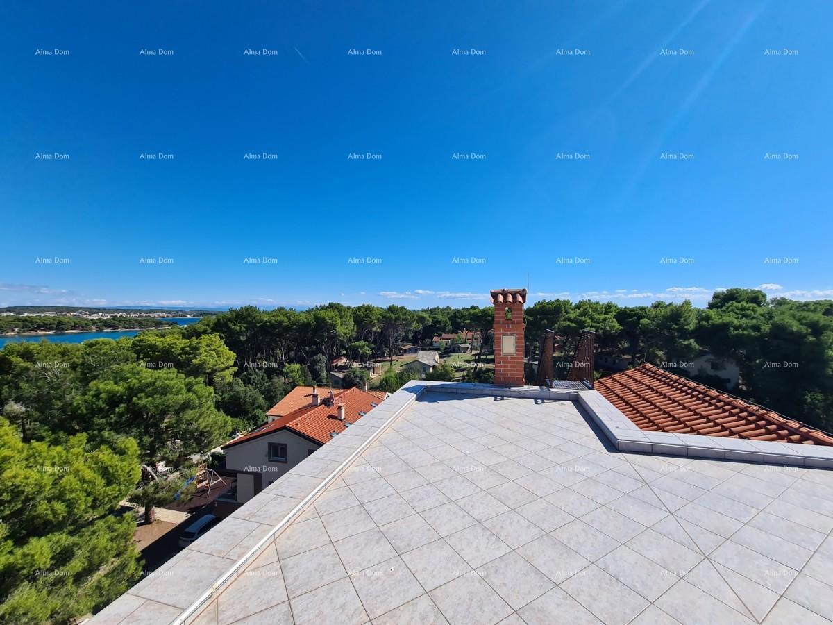 Trinadstropno stanovanje s strešno teraso! 100 metrov do morja.