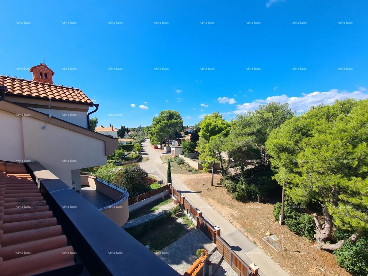 Trinadstropno stanovanje s strešno teraso! 100 metrov do morja.