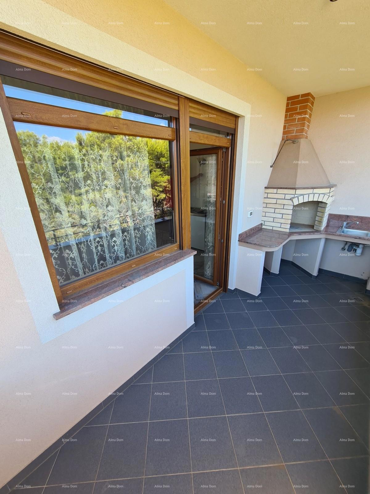 Trinadstropno stanovanje s strešno teraso! 100 metrov do morja.