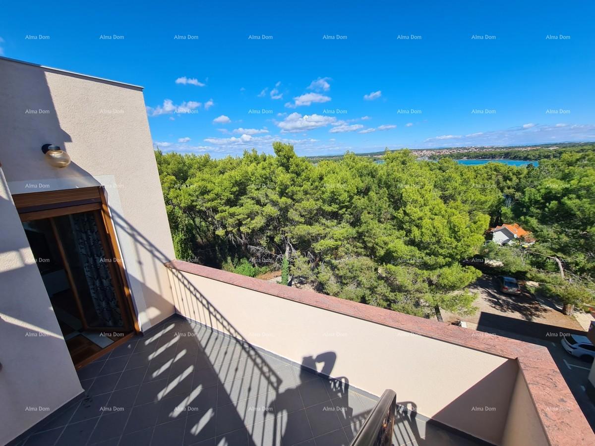 Trinadstropno stanovanje s strešno teraso! 100 metrov do morja.