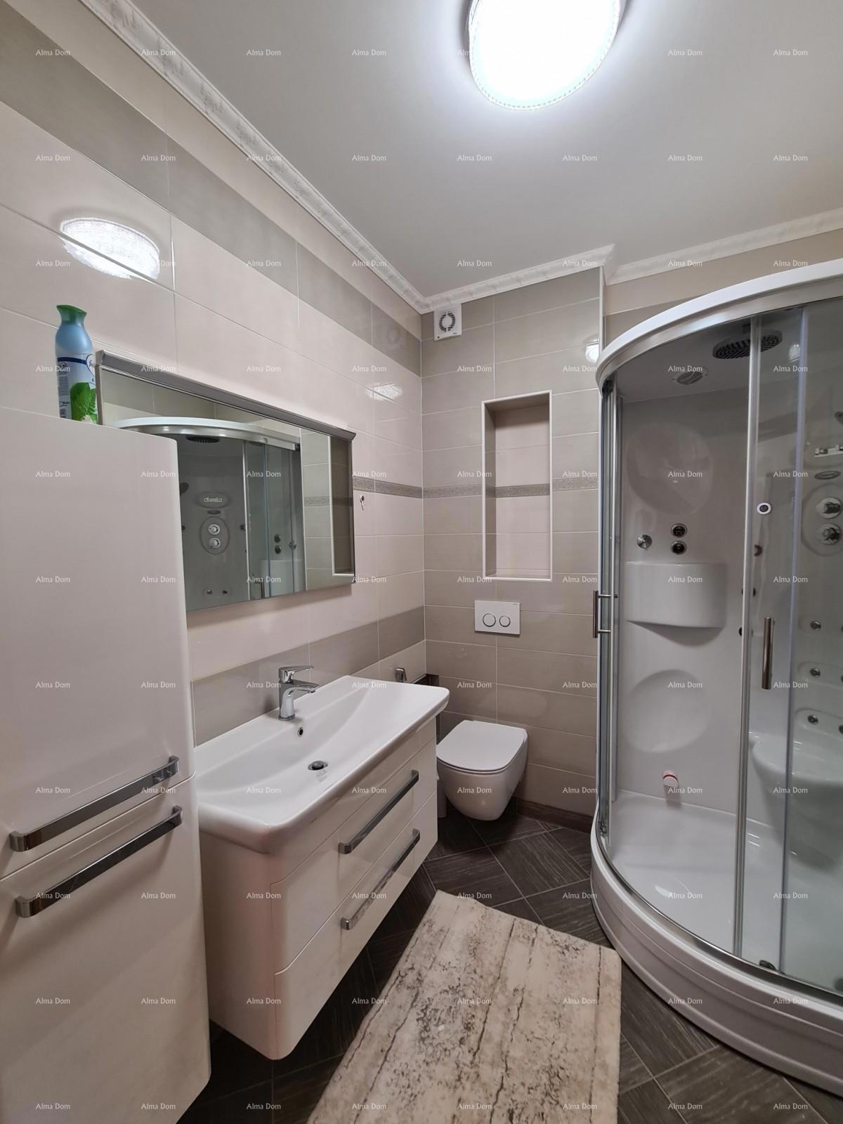 Trinadstropno stanovanje s strešno teraso! 100 metrov do morja.