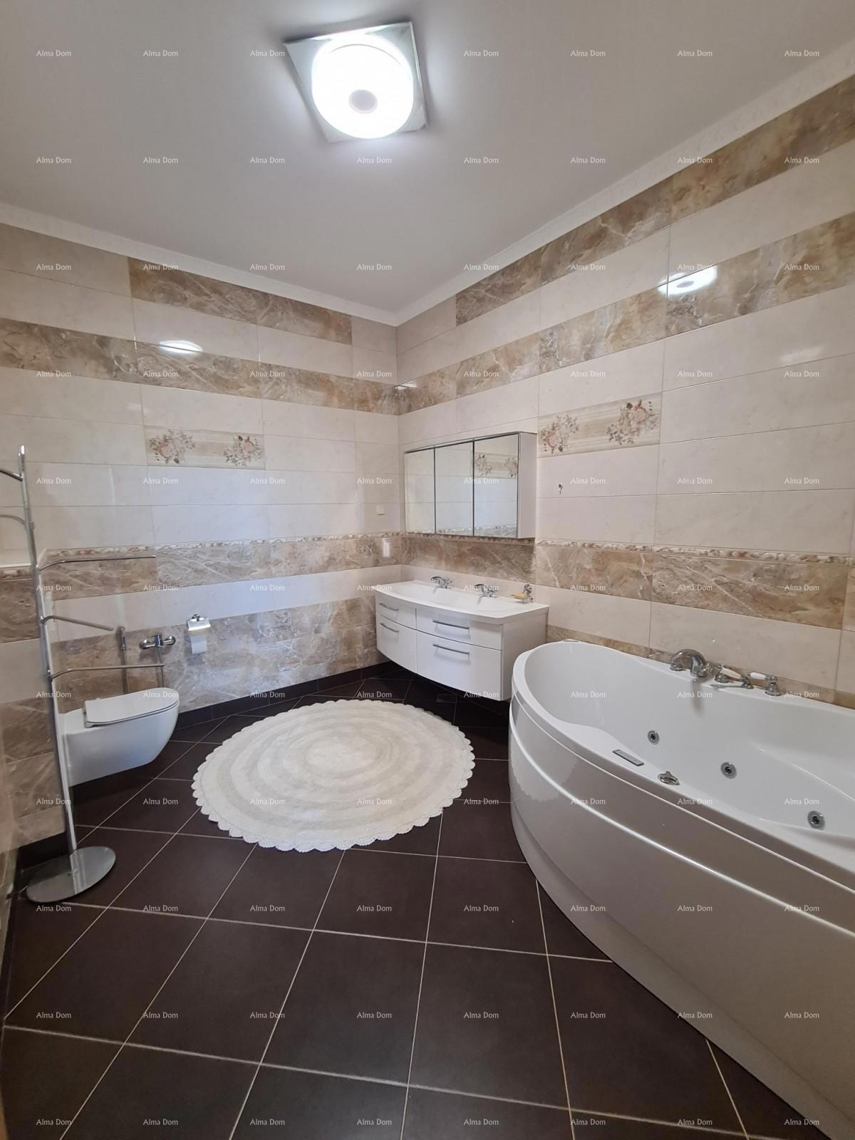 Trinadstropno stanovanje s strešno teraso! 100 metrov do morja.