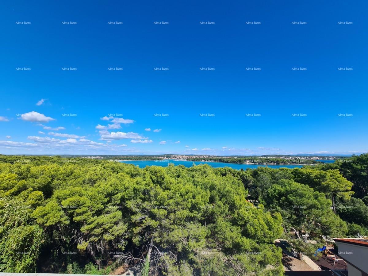 Trinadstropno stanovanje s strešno teraso! 100 metrov do morja.