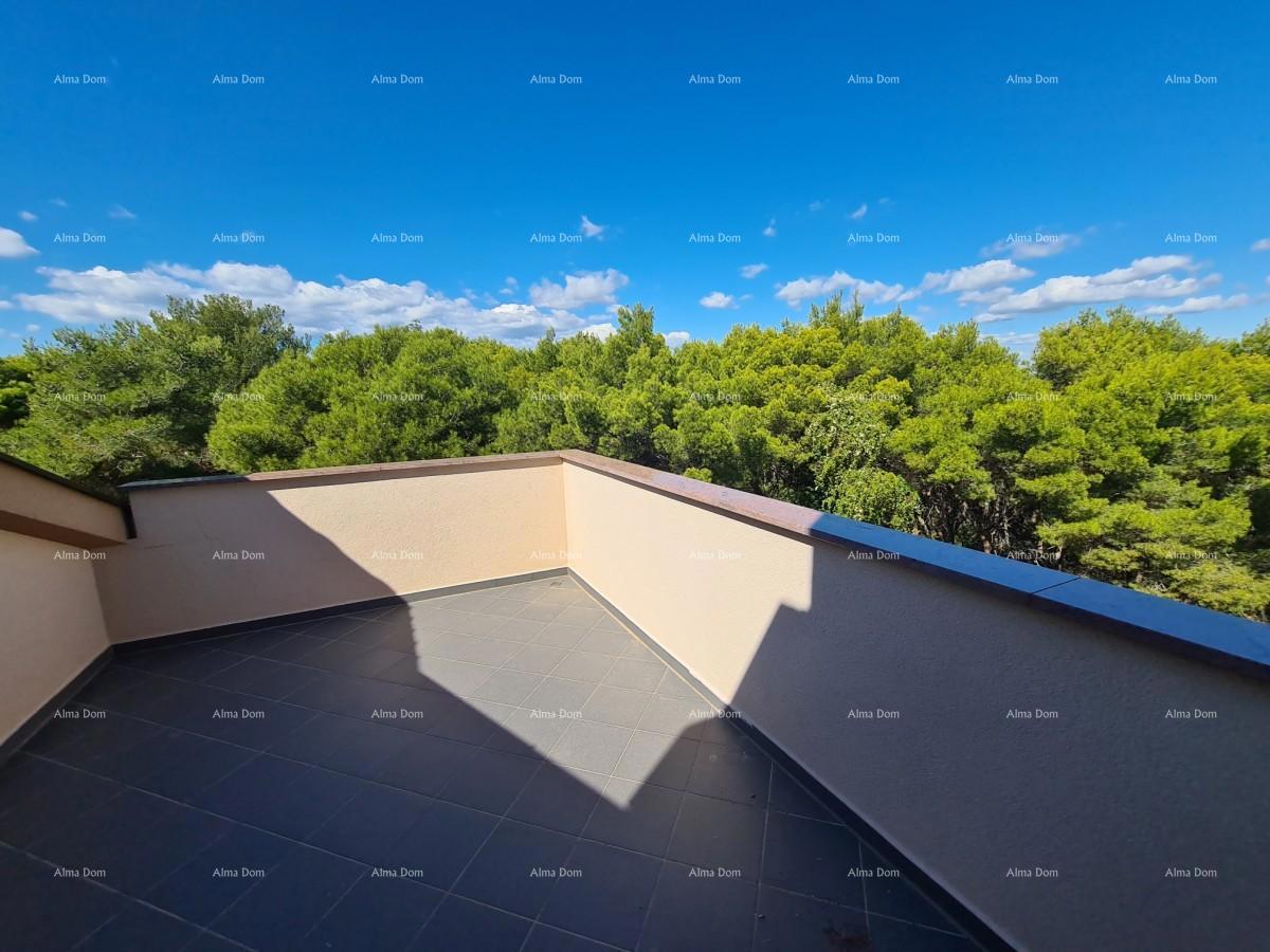 Trinadstropno stanovanje s strešno teraso! 100 metrov do morja.