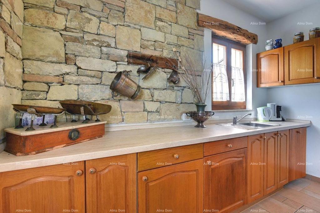 Prodaja se čudovita vila z bazenom v bližini Pazina