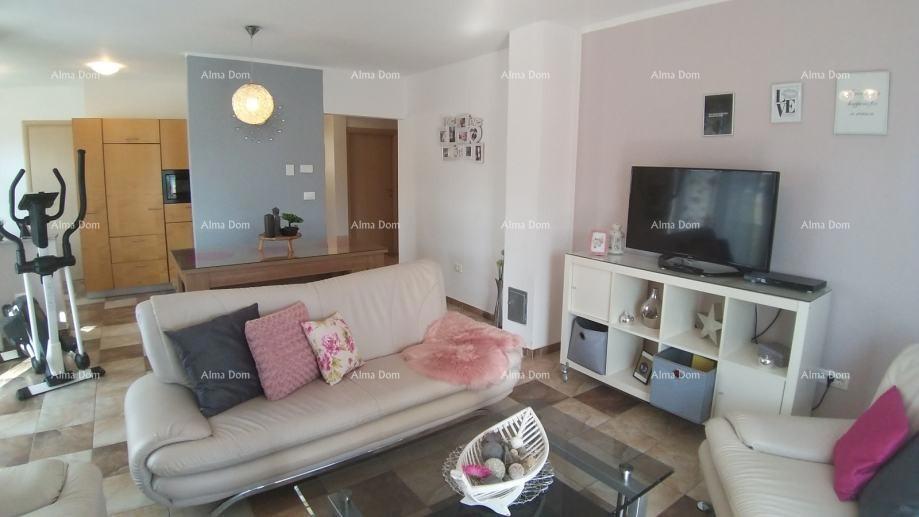 Peroj – Hiša s tremi apartmaji in bazenom