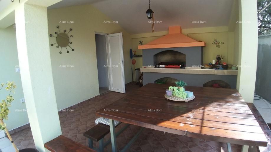 Peroj – Hiša s tremi apartmaji in bazenom