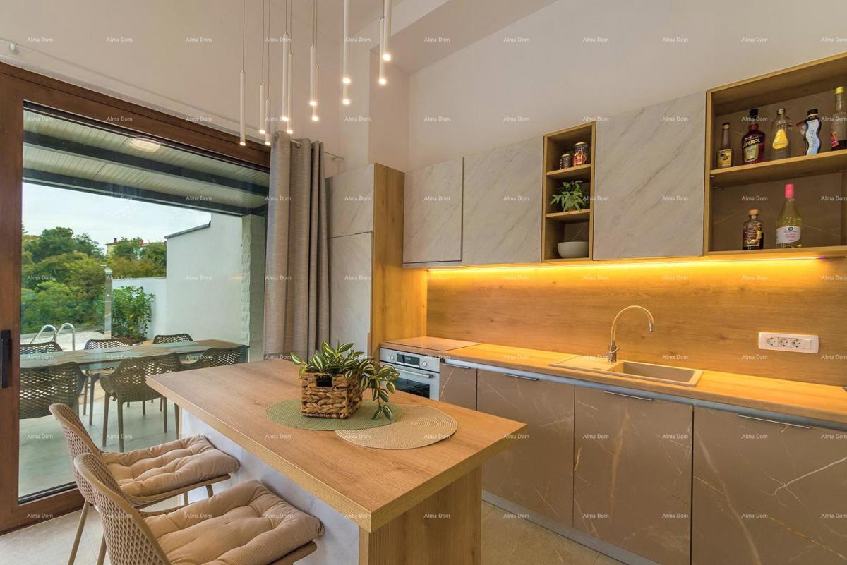 Moderna dvojna hiša s bazenom v mirnem Svetvinčentu, idealna za počitek ali najem!