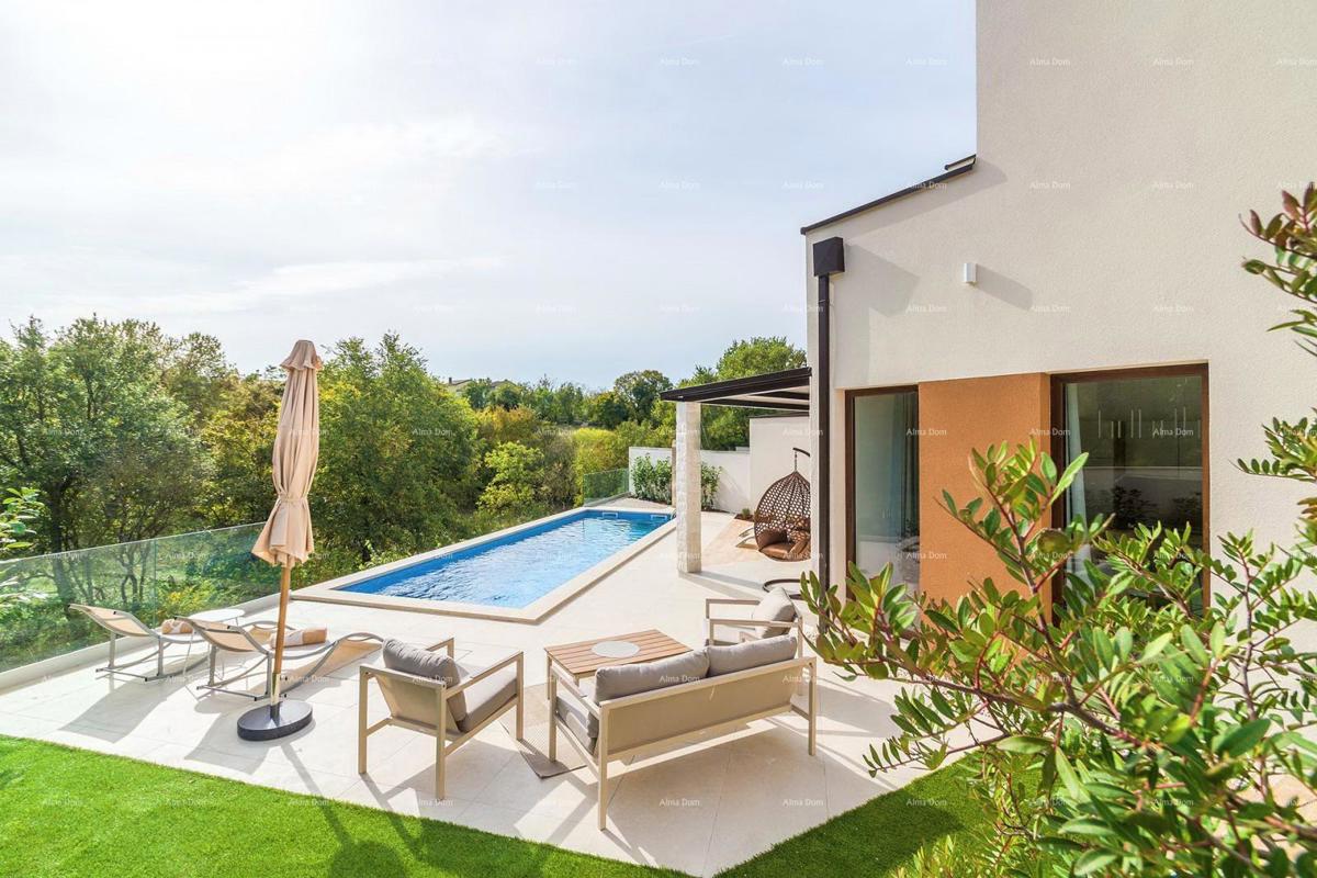 Moderna dvojna hiša s bazenom v mirnem Svetvinčentu, idealna za počitek ali najem!