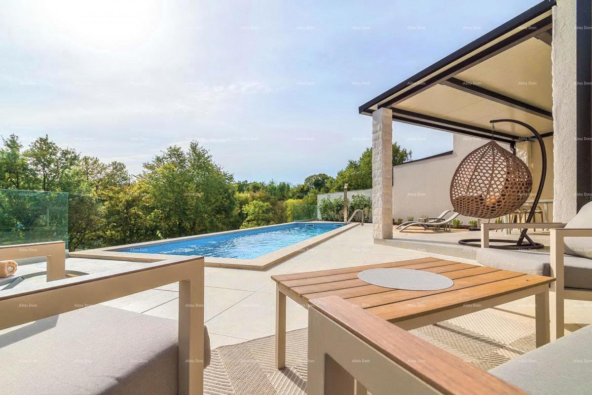 Moderna dvojna hiša s bazenom v mirnem Svetvinčentu, idealna za počitek ali najem!