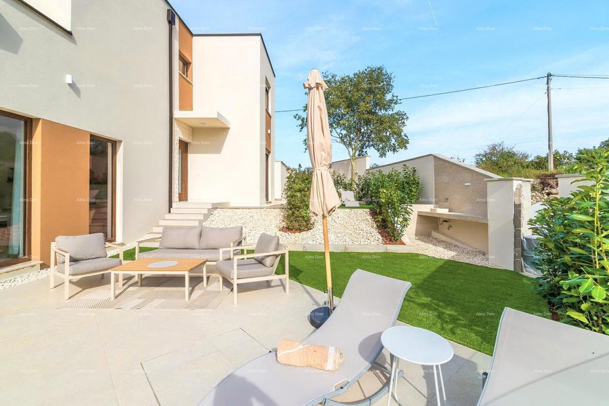 Moderna dvojna hiša s bazenom v mirnem Svetvinčentu, idealna za počitek ali najem!